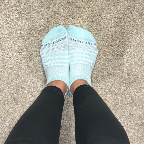 Skechers Women’s 5-7 Aqua and White Striped Low Cut Socks - Picture 2 of 3